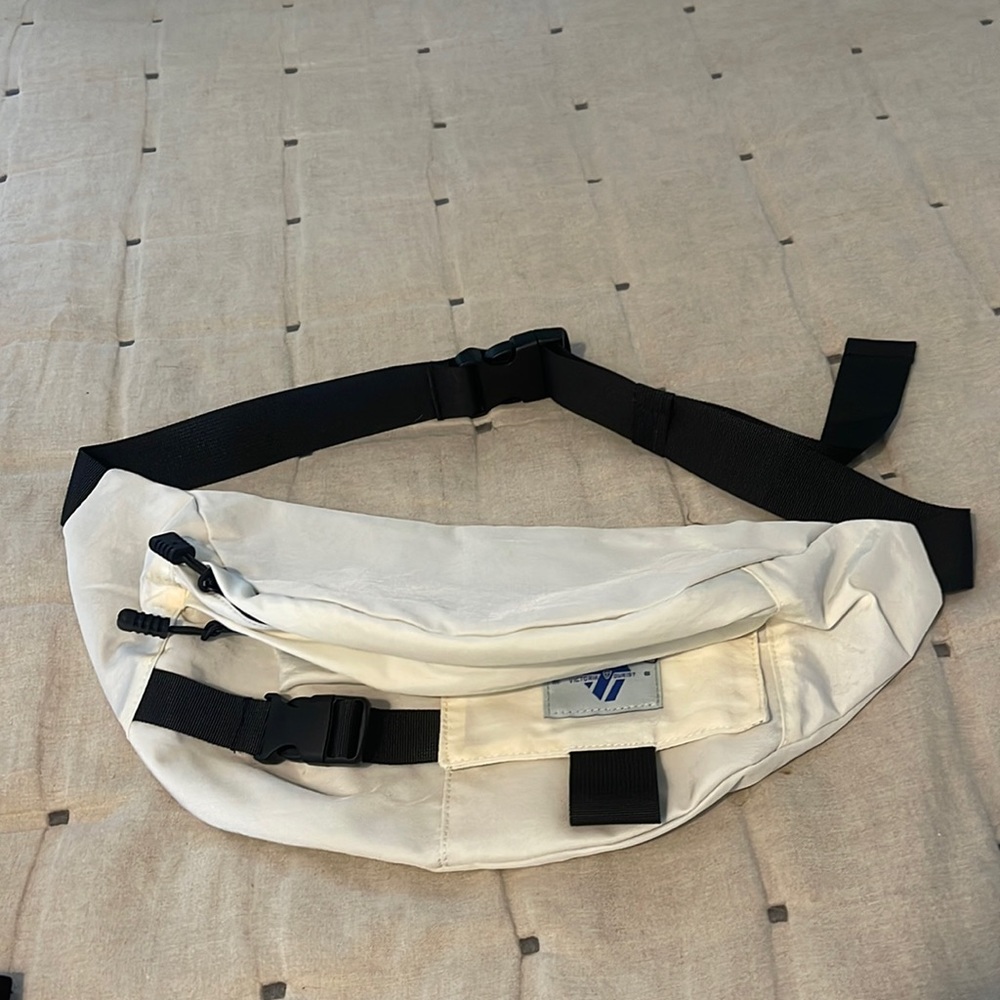 A large Belt/Waist/Fanny BAG in white&black. Zipper close and adjustable waist.